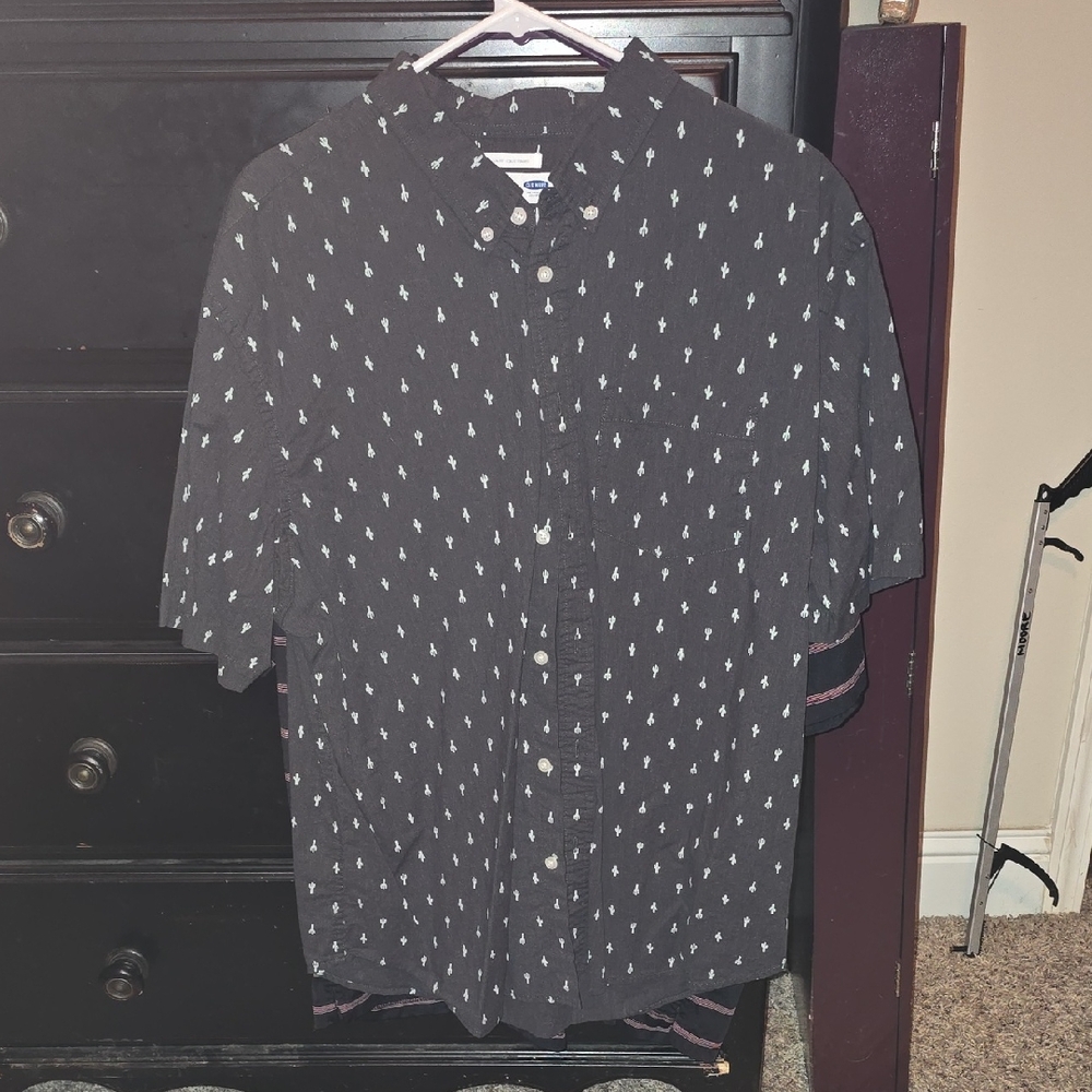 Old Navy Men's Black and Green Cactus Patterned Shirt